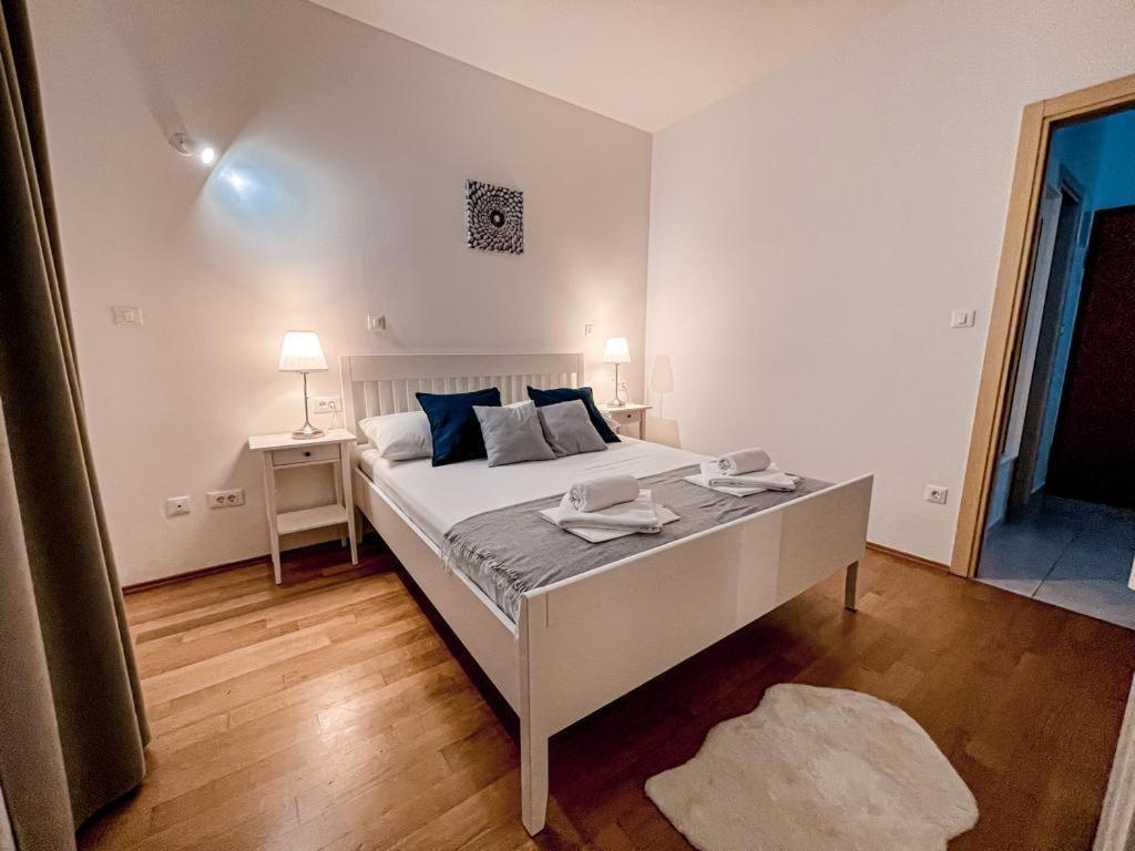 Pinia Apartment